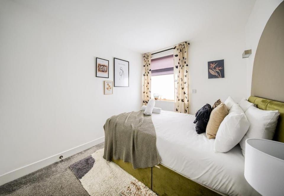 4BR Coventry l Sleeps 10 l Close to Uni House in Coventry