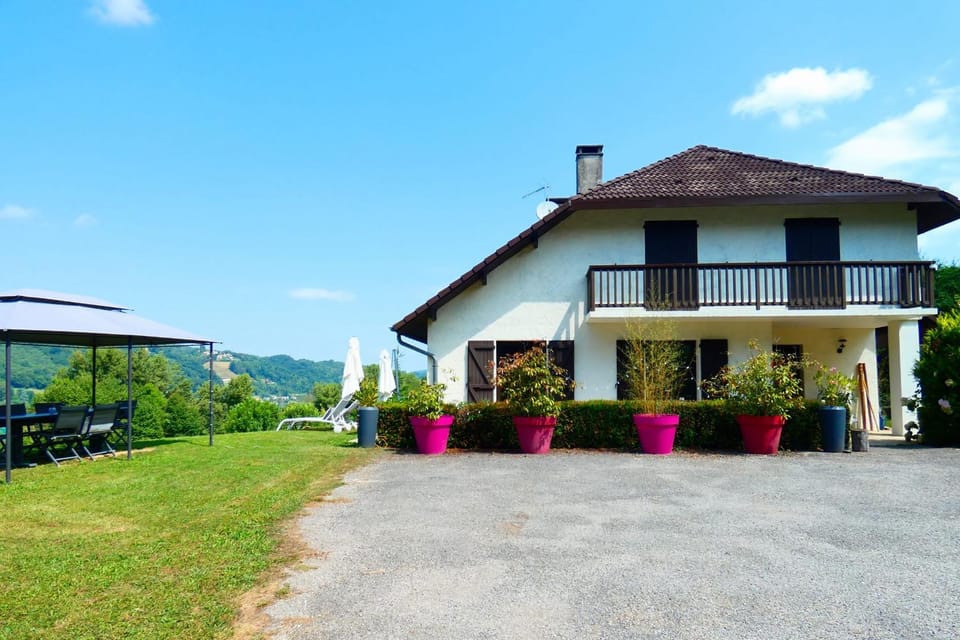LES 3 CEDRES family home with lake view House in Auvergne-Rhône-Alpes