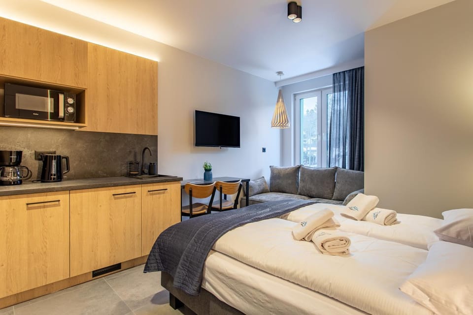 TV and multimedia, Coffee/tea facilities, Kitchen or kitchenette, Living room, Bedroom