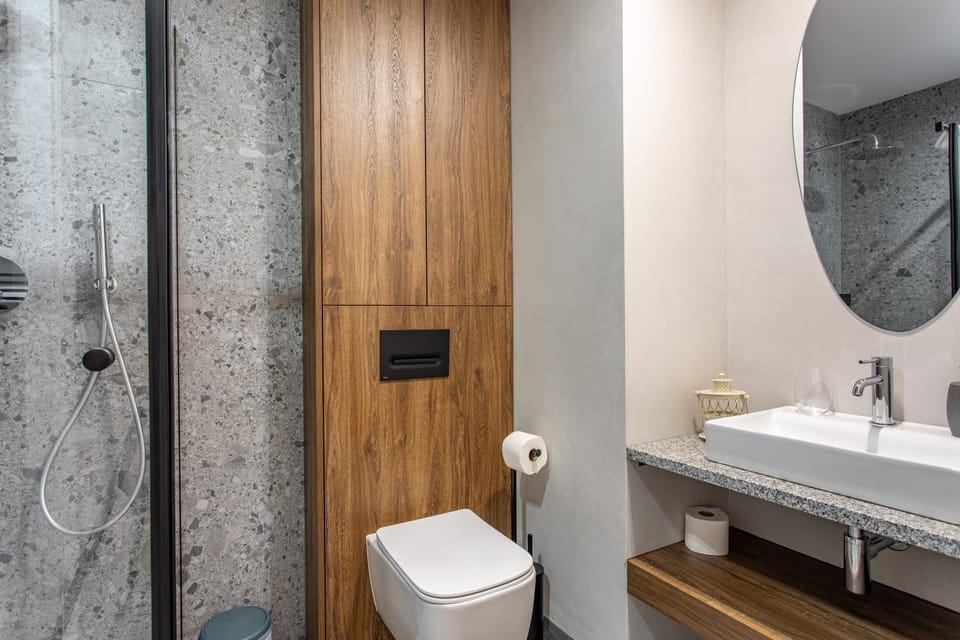 Shower, Toilet, Bathroom, towels