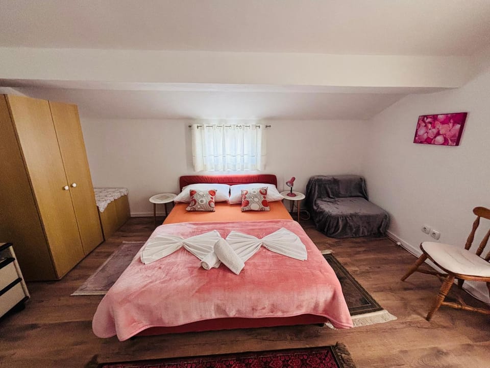 Bed, Bedroom, towels