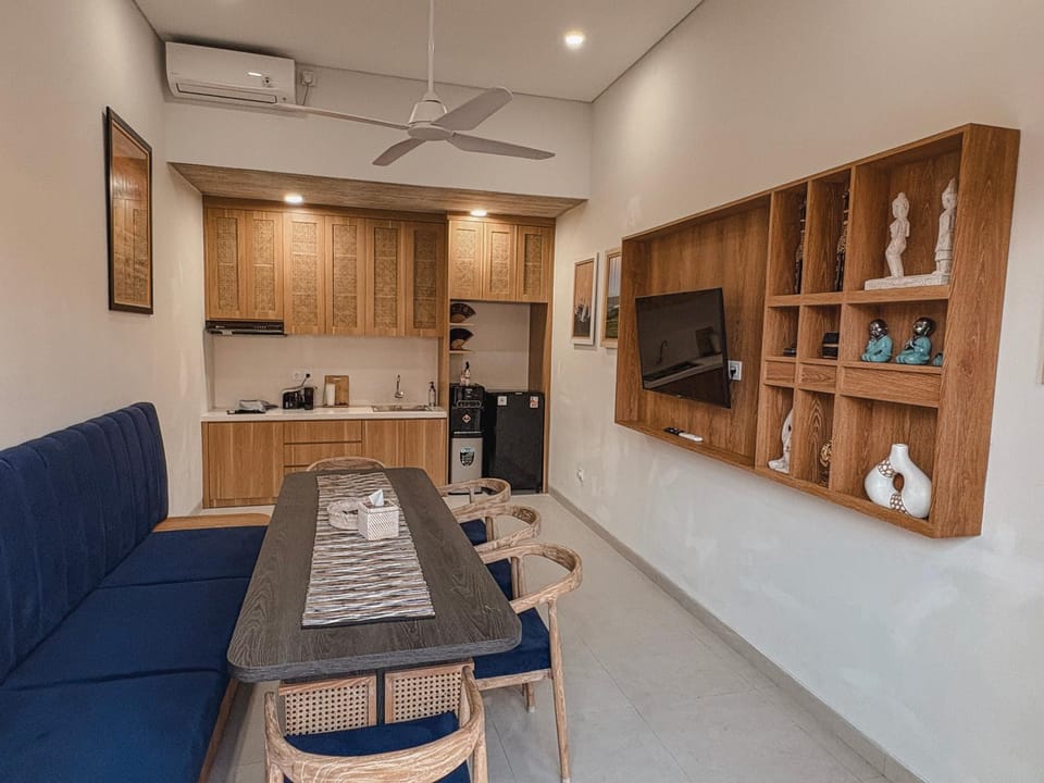TV and multimedia, Kitchen or kitchenette, Living room, Seating area, Dining area, kitchen, air conditioner