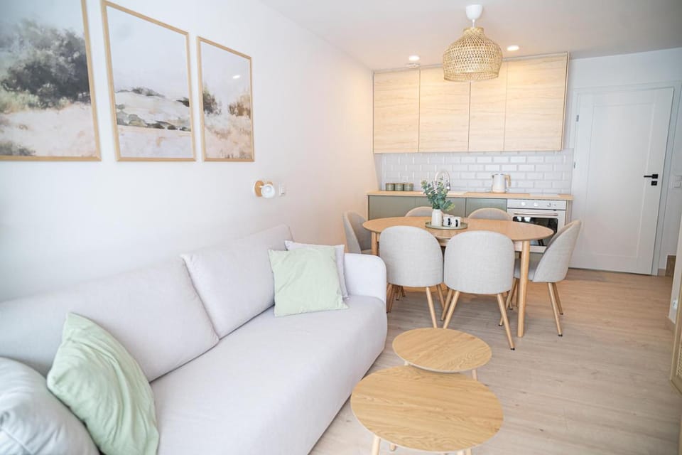 Kitchen or kitchenette, Living room, Seating area, Dining area