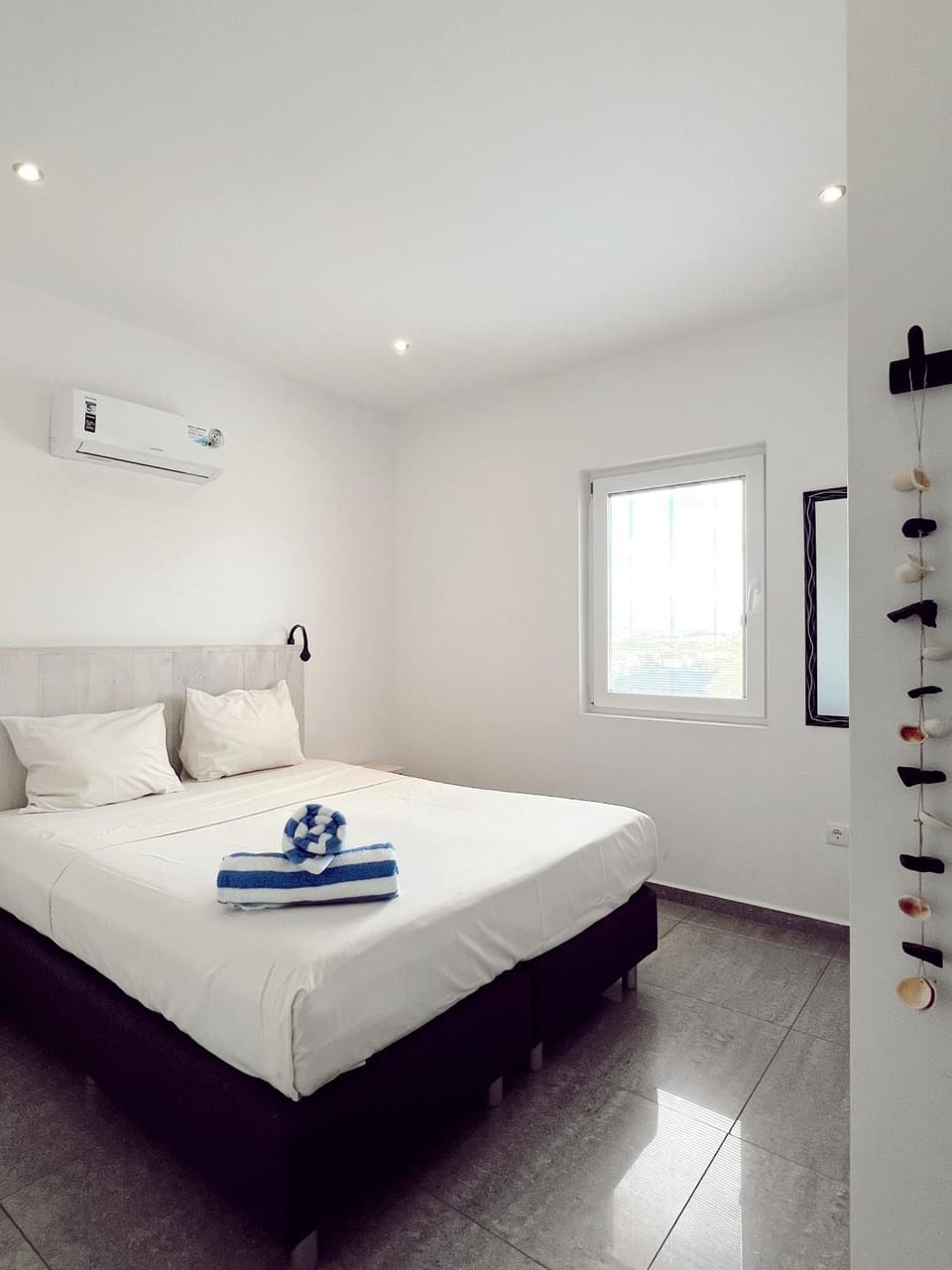 Bed, Bedroom, towels, air conditioner