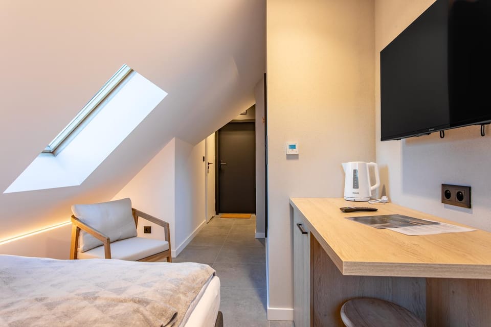 Bed, TV and multimedia, Photo of the whole room