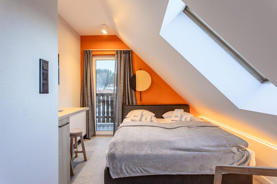 Bed, TV and multimedia, Bedroom