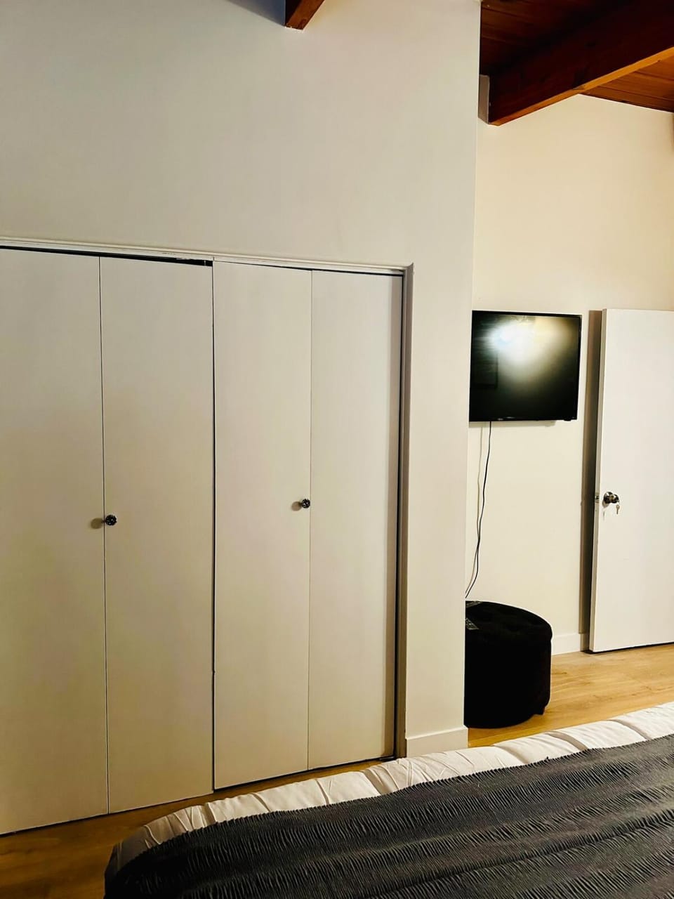 P and N Suites-Newly Renovated Apartment in Edmonton