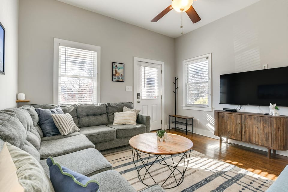 1 Mi to Dtwn: Home w/ Backyard in Raleigh! House in Raleigh