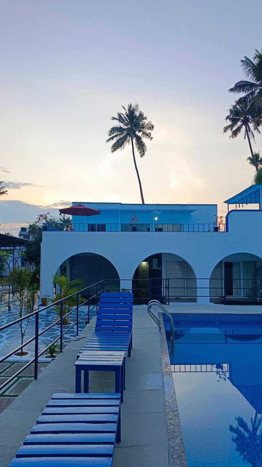 Swimming pool, sunbed