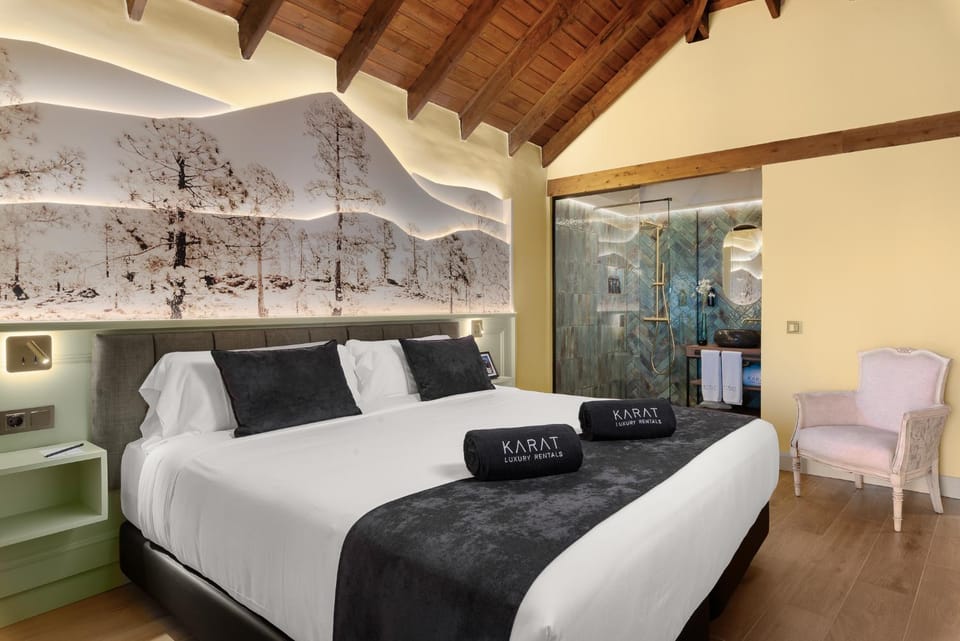 Bed, Photo of the whole room, Bedroom