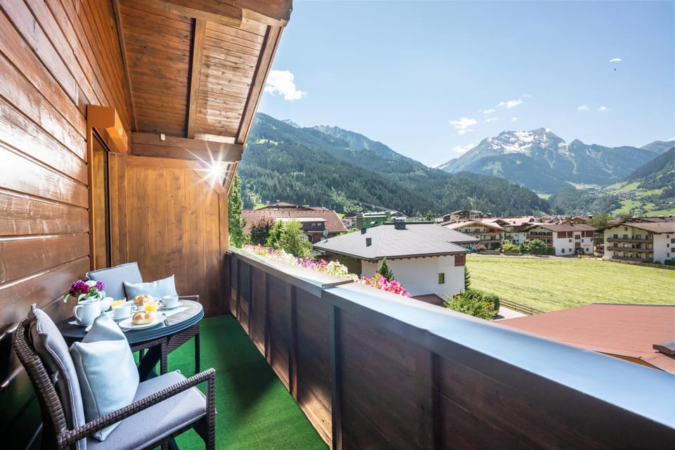 Balcony/Terrace, Mountain view