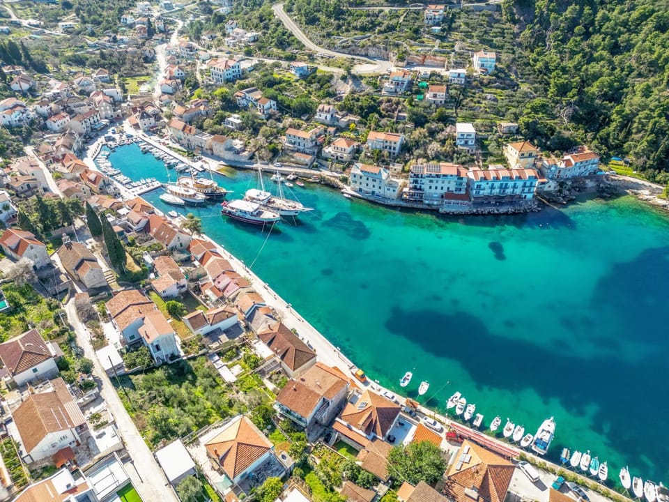 Restaurant/places to eat, Bird's eye view, City view, Sea view