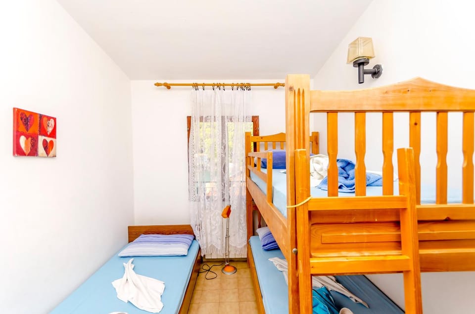 Bed, Photo of the whole room, Bedroom, bunk bed, towels