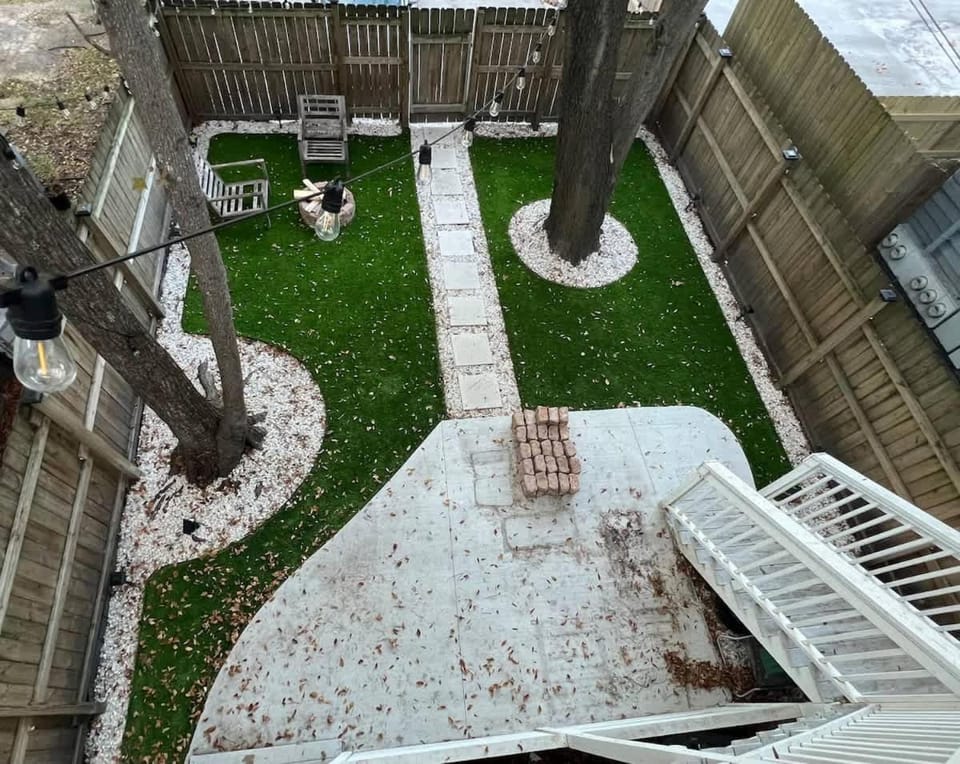 Downtown at The Peach House Dogs Welcome Fully Fenced Yard and Off-street Parking Apartment in Savannah