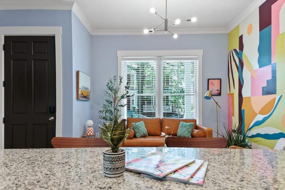 Fun & Renovated Artsy Downtown Apt Dog Friendly with Fully Fenced Backyard and Private Parking Apartment in Savannah