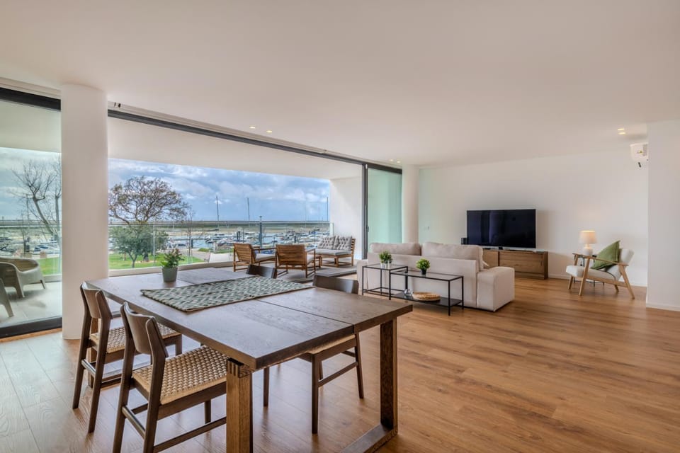 Communal lounge/ TV room, TV and multimedia, Balcony/Terrace, Living room, Seating area, Dining area, City view, Sea view, Street view