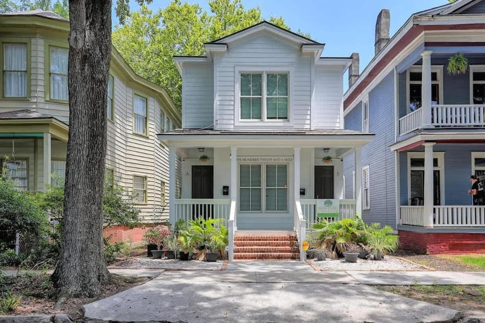 Renovated Dog Friendly Duplex Near Food & Fun Fully Fenced Yard and Private Parking House in Savannah