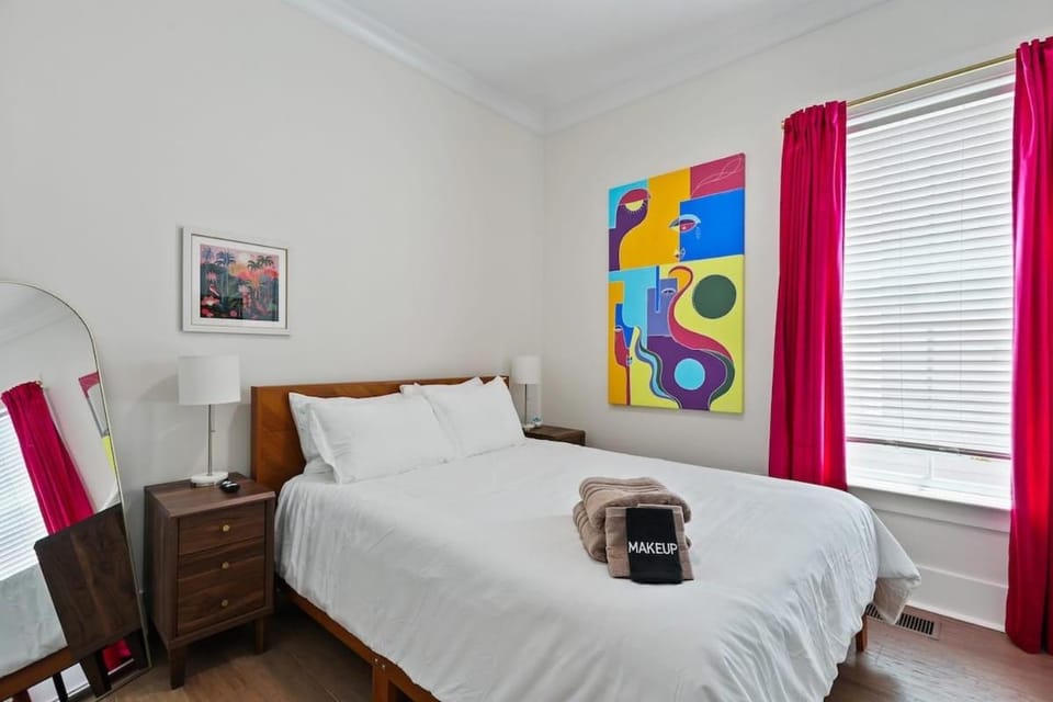 Renovated Dog Friendly Duplex Near Food & Fun Fully Fenced Yard and Private Parking House in Savannah