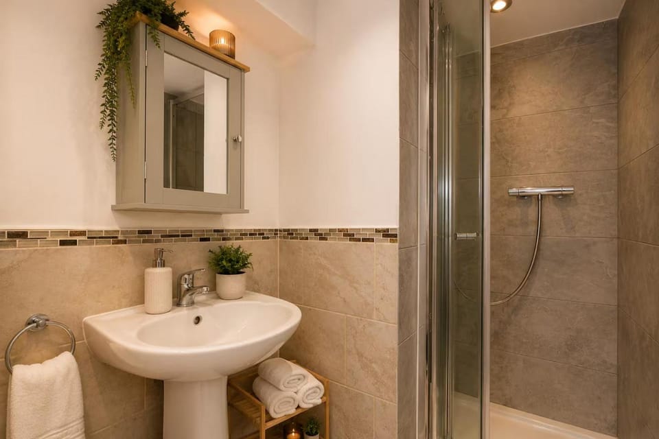 Shower, Toilet, Bathroom, towels