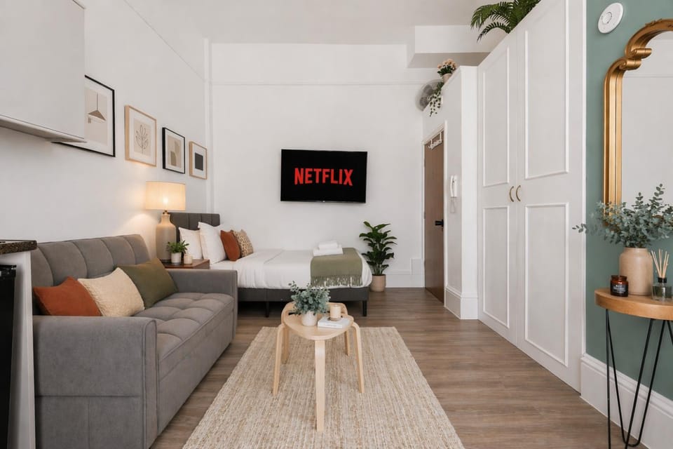 TV and multimedia, Living room, Seating area, wardrobe