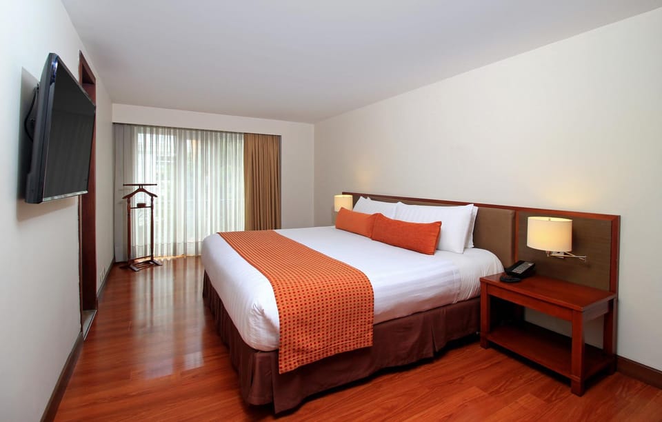 Bed, TV and multimedia, Bedroom