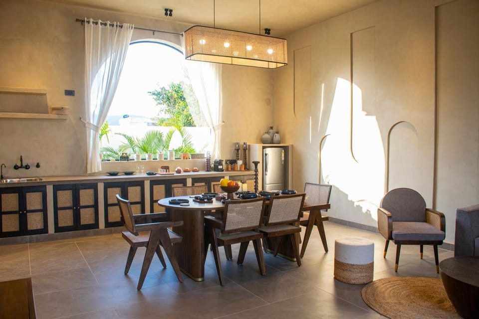 Restaurant/places to eat, Coffee/tea facilities, Kitchen or kitchenette, Living room, Seating area, Dining area, air conditioner