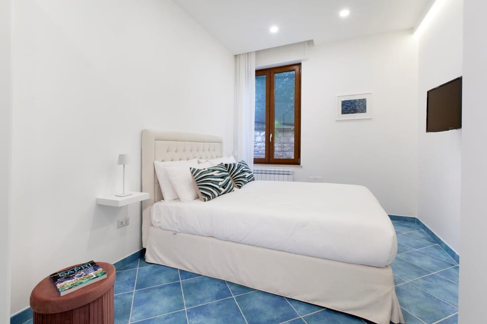 Bed, TV and multimedia, Photo of the whole room, Bedroom, towels