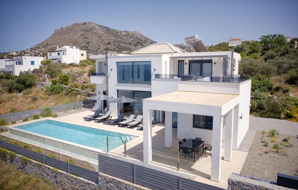 Property building, Patio, Day, Natural landscape, Mountain view, Pool view, Swimming pool, sunbed