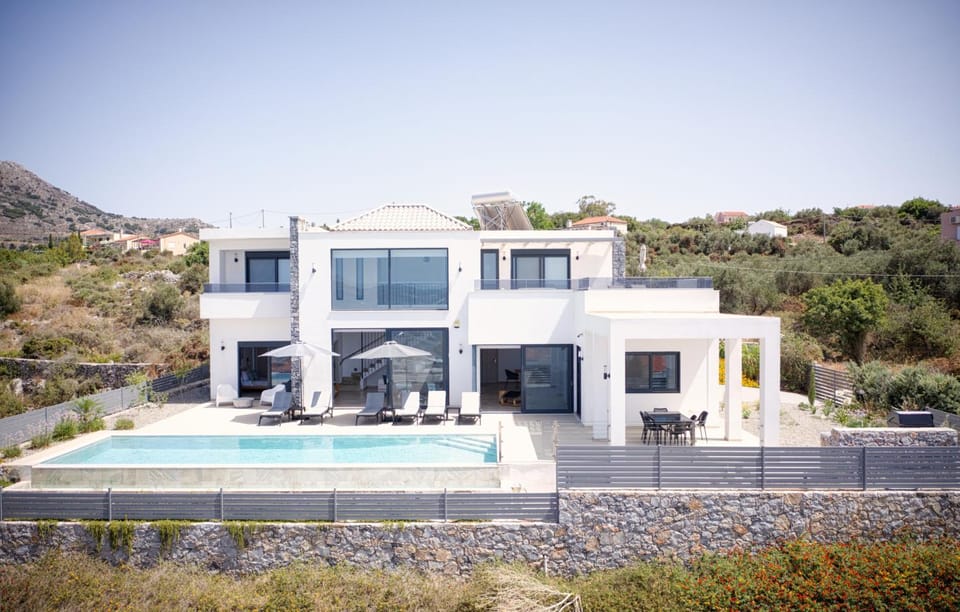 Property building, Dining area, Mountain view, Swimming pool, sunbed