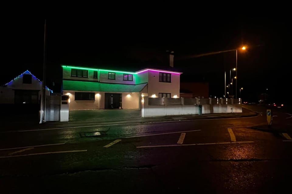 House - Sleeps 16 Parking Pets Allowed & Jacuzzi House in Farnborough