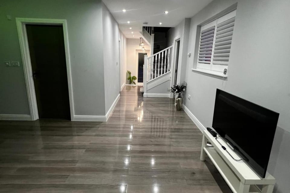 House - Sleeps 16 Parking Pets Allowed & Jacuzzi House in Farnborough