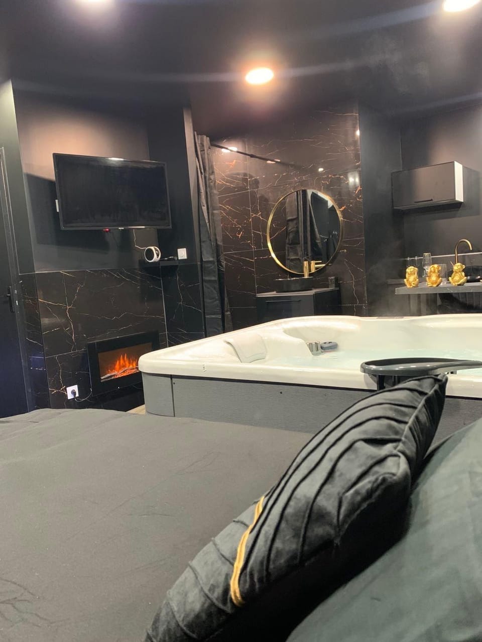 Love Room luxe avec jacuzzi privé Apartment in Saint-Étienne