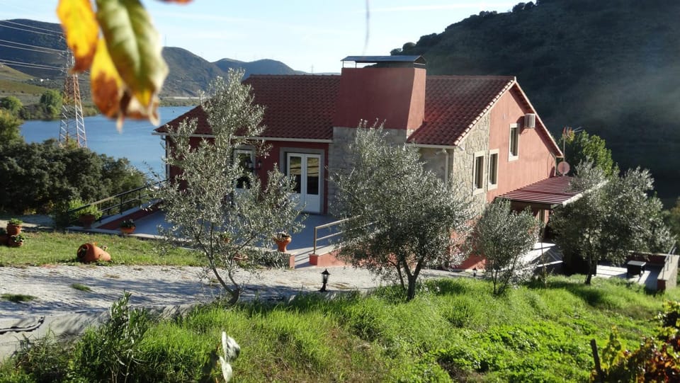 Property building, Communal lounge/ TV room, Day, BBQ facilities, Fishing, Balcony/Terrace, Beach, Canoeing, Hiking, Communal kitchen, Autumn, On site, Garden view, Mountain view, River view