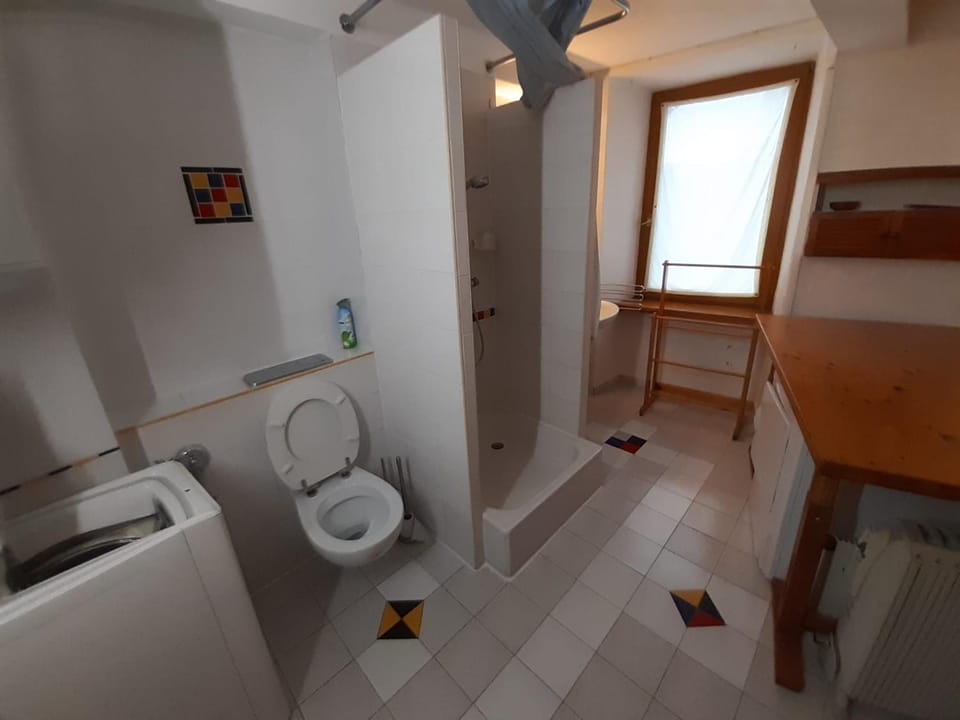Bathroom, washing machine