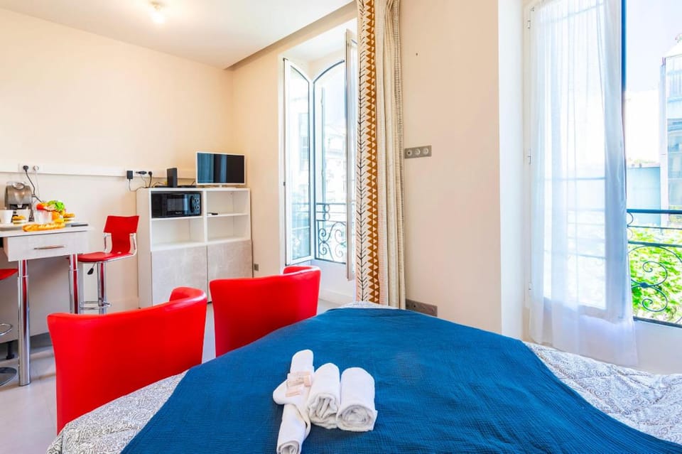 Bed, TV and multimedia, Kitchen or kitchenette, Living room, Seating area, Dining area, Bedroom, towels