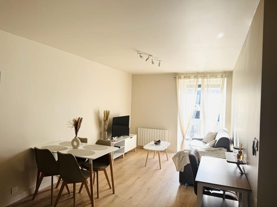 TV and multimedia, Living room, Seating area, Dining area
