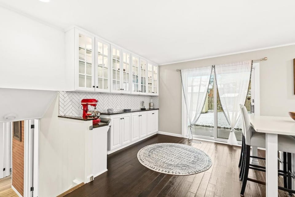 Kitchen or kitchenette, minibar
