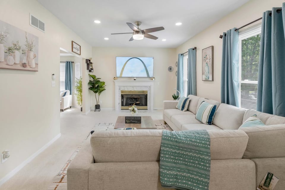 TV and multimedia, Living room, Seating area, fireplace