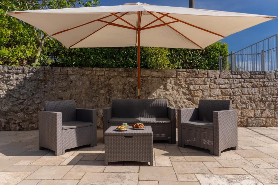 Day, Seating area, Food