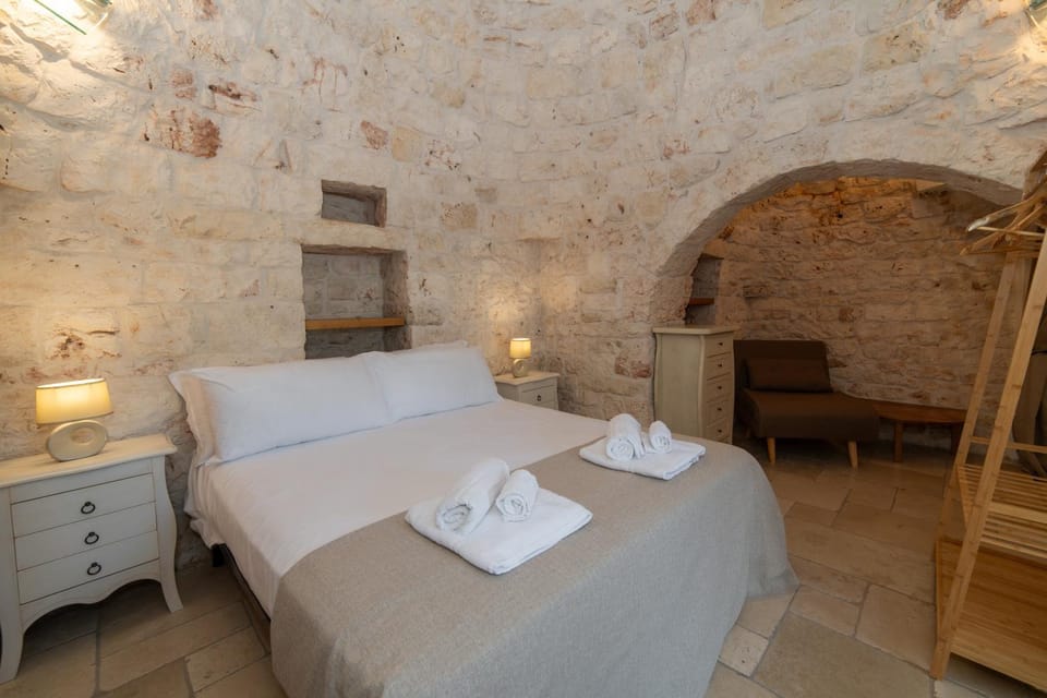 Photo of the whole room, Bedroom, towels