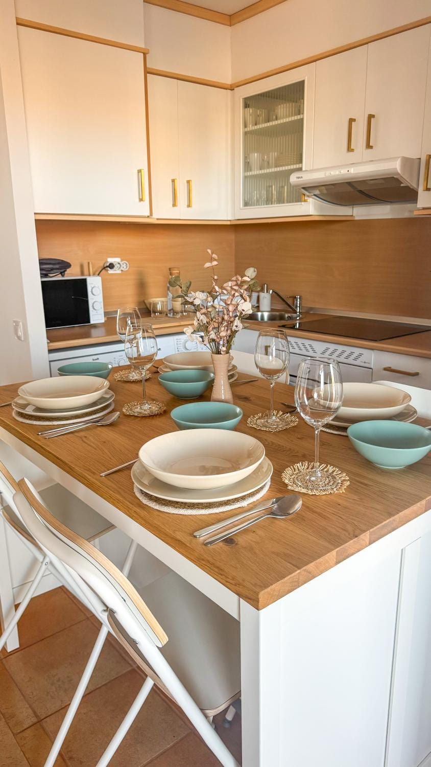 Kitchen or kitchenette, Dining area