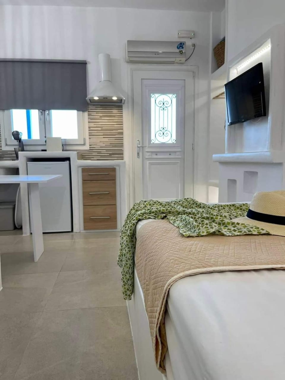 TV and multimedia, Kitchen or kitchenette, Photo of the whole room, air conditioner