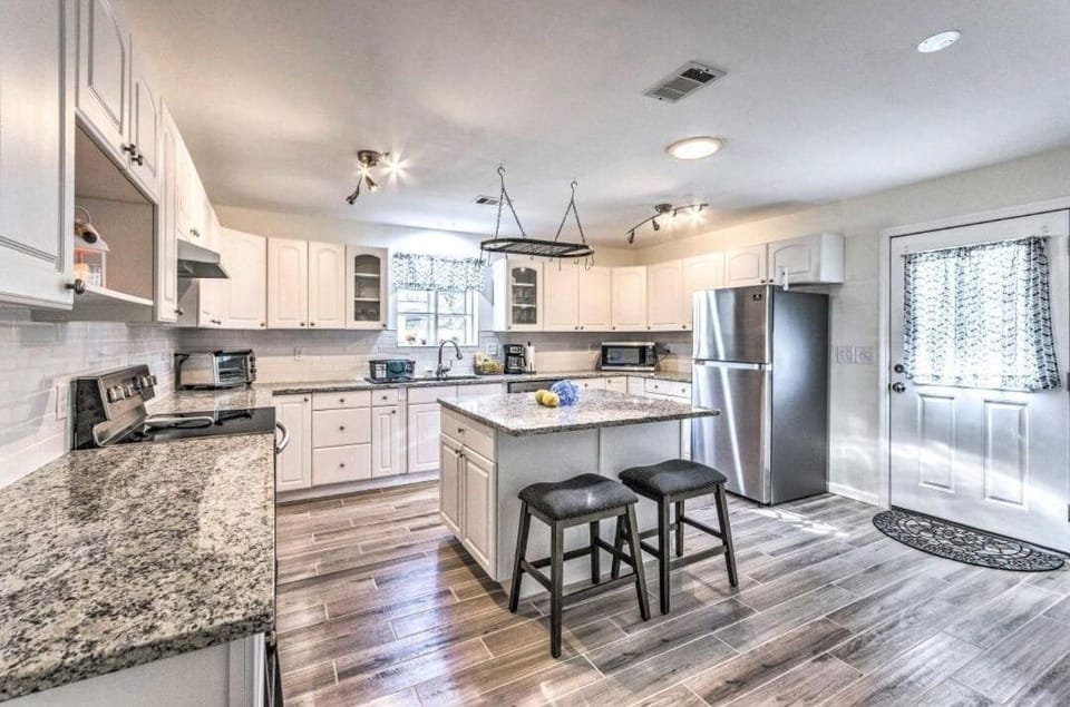 Silvia's Serenity Beach Home with New Salt Water Pool House in Fort Walton Beach