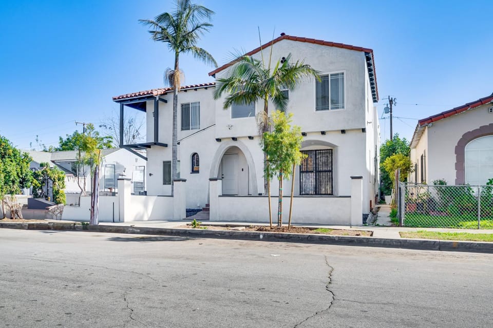 7 Mi to Downtown East Los Angeles Apartment Apartment in Commerce