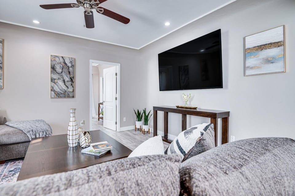 7 Mi to Downtown East Los Angeles Apartment Apartment in Commerce