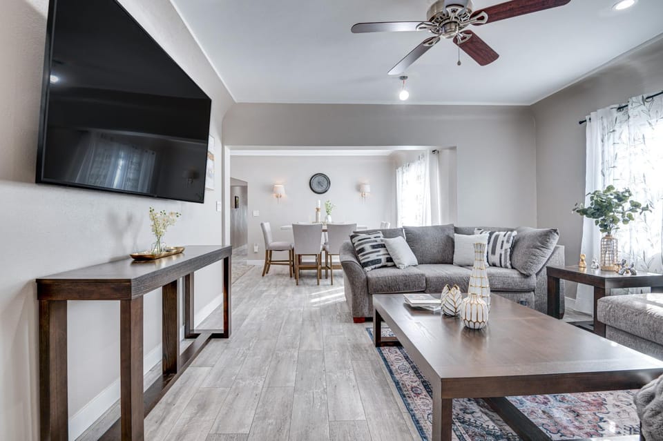 7 Mi to Downtown East Los Angeles Apartment Apartment in Commerce