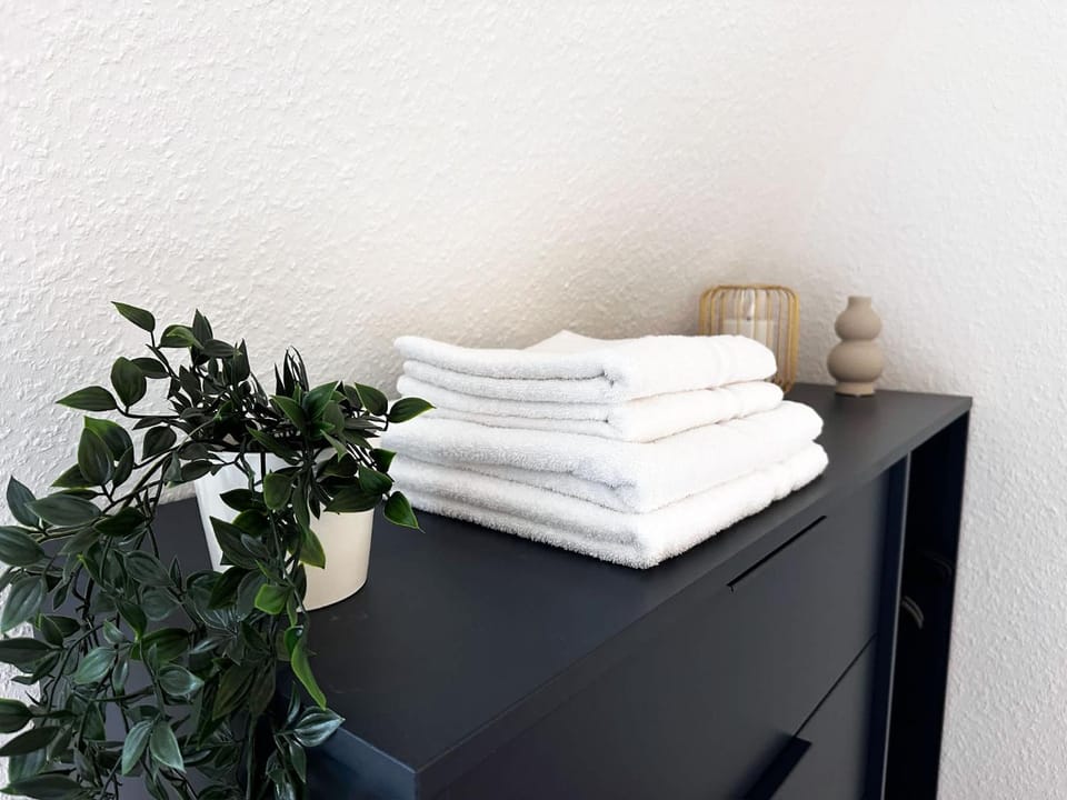 Photo of the whole room, towels