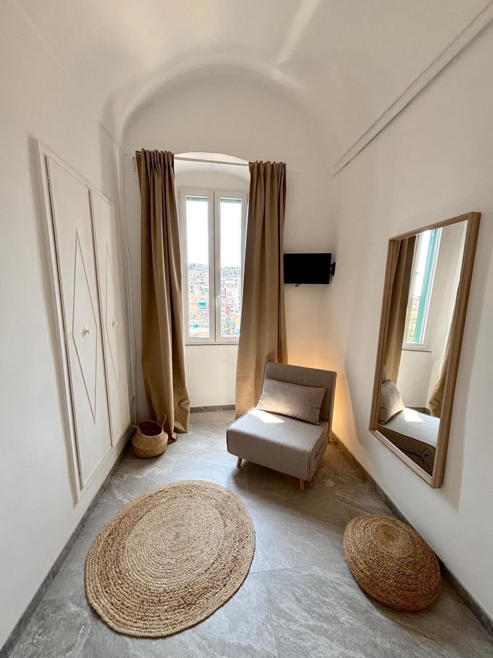 Bed, TV and multimedia, Seating area, Bedroom, Sea view