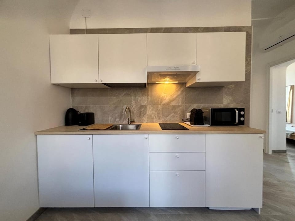 Coffee/tea facilities, Kitchen or kitchenette, microwave, toaster, kitchen