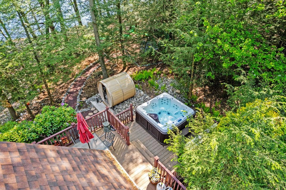 Hot Tub, Sauna, Lake view